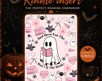 Op de afbeelding: Een rechthoekige Kindle-insert met een lichtroze achtergrond en een herhalend patroon van spoken, vleermuizen, spinnen, pompoenen, boeken en strikken. In het midden leest een spook een boek met de tekst Just Here For The Boo's & The Books.
