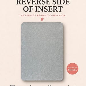Op de afbeelding: Een rechthoekige zilveren glitter Kindle-inzet met afgeronde hoeken. De tekst luidt Kindle Insert, REVERSE SIDE OF INSERT, THE PERFECT READING COMPANION, DESIGNED FOR KINDLE, FITS ALL KINDLE DEVICES, DURABLE & LIGHTWEIGHT, PERFECT GIFT FOR BOOK LOVERS, BEAUTIFUL & INSPIRING DESIGN.
