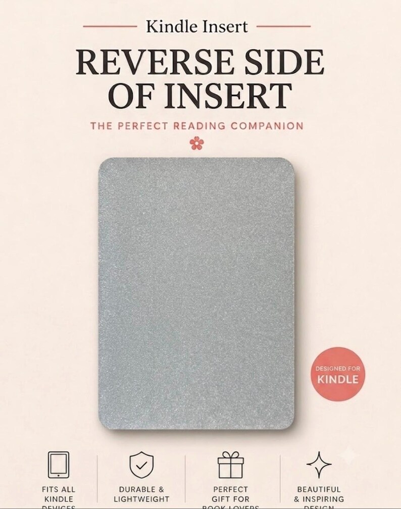 Op de afbeelding: Een rechthoekige zilveren glitter Kindle-inzet met afgeronde hoeken. De tekst luidt Kindle Insert, REVERSE SIDE OF INSERT, THE PERFECT READING COMPANION, DESIGNED FOR KINDLE, FITS ALL KINDLE DEVICES, DURABLE & LIGHTWEIGHT, PERFECT GIFT FOR BOOK LOVERS, BEAUTIFUL & INSPIRING DESIGN.