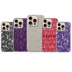 Può includere: Cinque custodie per telefono con motivi in pizzo in nero, viola, crema, rosso e viola-verde. Ogni custodia ha un ritaglio per la fotocamera e un paraurti protettivo. Le custodie sono progettate per uno smartphone.