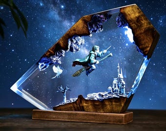 Lampada in resina con mago volante, luce fantasy fatta a mano con castello e gufo, regalo di Natale per bambini, regalo per lui, regalo unico per i fan di Harry.