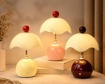 Lampada da tavolo color crema a guscio d'uovo, luce da comodino minimalista, arredamento romantico e moderno per la camera da letto, lampada dalla calda e accogliente luce, illuminazione estetica per il comodino.