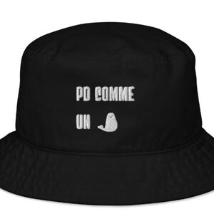 Peut inclure: Bob noir avec texte brodé blanc et illustration de phoque. Le texte dit "PD COMME UN". Ce chapeau décontracté a un large bord et une couronne arrondie, adapté à la protection solaire et au port quotidien.