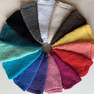 Puede incluir: Un conjunto de 16 pa&ntilde;os de cocina de punto en una variedad de colores, dispuestos en un c&iacute;rculo. Los pa&ntilde;os de cocina est&aacute;n hechos de hilo de algod&oacute;n y tienen una superficie texturizada.