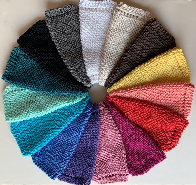 Puede incluir: Un conjunto de 16 pa&ntilde;os de cocina de punto en una variedad de colores, dispuestos en un c&iacute;rculo. Los pa&ntilde;os de cocina est&aacute;n hechos de hilo de algod&oacute;n y tienen una superficie texturizada.