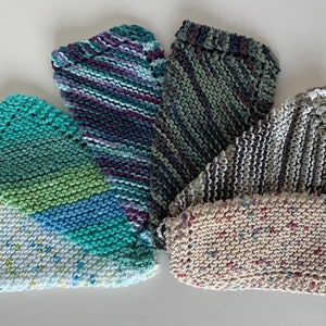 Puede incluir: Cinco pa&ntilde;os de cocina de punto en varios colores y patrones, incluyendo verde, azul, morado, blanco y gris.