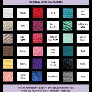 Puede incluir: Una tabla de colores de hilo con nombres como Blanco, Rojo, Berry Crush, Jade Mist, Jute, Pretty in Pink, Rose Pink, Teal, Amarillo, Orqu&iacute;dea oscura, Negro, Coral Rose, Ar&aacute;ndano y Gris. El texto "Fresh NEW Solids now Available!" est&aacute; en la parte superior de la tabla.