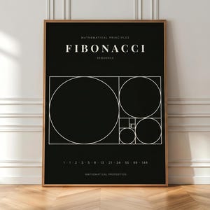 Puede incluir: Una lámina de arte mural rectangular en un marco de madera fino con fondo negro, texto blanco y líneas geométricas. El diseño muestra la secuencia de Fibonacci, incluyendo el texto MATHEMATICAL PRINCIPLES, FIBONACCI, SEQUENCE y 1-1-2-3-5-8-13-21-34-55-89-144.