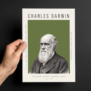 Può includere: Un poster rettangolare con un ritratto in bianco e nero di Charles Darwin centrato su uno sfondo verde oliva. Il testo recita CHARLES DARWIN, It is not the strongest that survives, but the most adaptable, EVOLUTION, BIOLOGY, NATURAL HISTORY, 1809-1882.