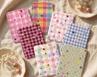 Può includere: Sei specchietti da borsa rettangolari con vari motivi a quadretti vichy in tonalità rosa, rosso scuro, rosa chiaro, blu, verde e multicolore, ciascuno decorato con piccoli adesivi olografici a forma di stella.