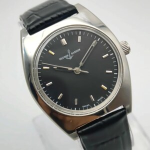 Puede incluir: Un reloj de pulsera plateado con esfera negra y correa de cuero negro. La esfera del reloj presenta marcadores de hora plateados y la marca "ULYSSE NARDIN". El reloj tiene un dise&ntilde;o cl&aacute;sico y minimalista.
