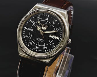 Vintage Seiko 5 Automatic Men's Wrist Watch Day Date Black Railway Timing Dial