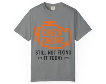 Camiseta divertida con el lema "Revisar motor" de Torch & Torque, ideal para mecánicos y amantes de los coches.