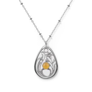 Peut inclure: Un collier pendentif argenté avec un pendentif en forme de goutte d'eau. Le pendentif présente un motif floral orné et une pierre précieuse jaune-orangé. La chaîne est délicate, avec de petites perles rondes.