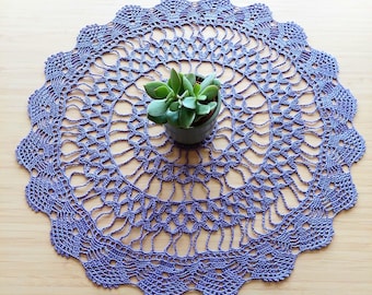 Grande centrino all'uncinetto fatto a mano – Decorazione da tavola in pizzo di cotone viola (41 cm / 16,4”)