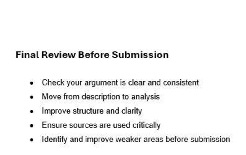 Puede incluir: Fondo blanco con el texto &laquo;Final Review Before Submission&raquo;. Las vi&ntilde;etas incluyen: Comprueba que tu argumento es claro y coherente, Pasa de la descripci&oacute;n al an&aacute;lisis, Mejora la estructura y la claridad, Aseg&uacute;rate de que las fuentes se utilizan cr&iacute;ticamente.