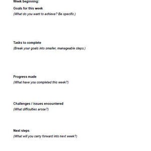 Pu&ograve; includere: Una pagina bianca di un pianificatore settimanale di dissertazione. La pagina include sezioni per obiettivi settimanali, compiti, progressi, sfide, prossimi passi e focus generale. Il testo include "Weekly Dissertation Planner".