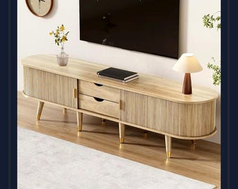 Mobile TV con ante scorrevoli scanalate, consolle multimediale in rovere e noce in stile metà secolo, mobile per l'intrattenimento a capsula arrotondata, credenza moderna con gambe affusolate dorate