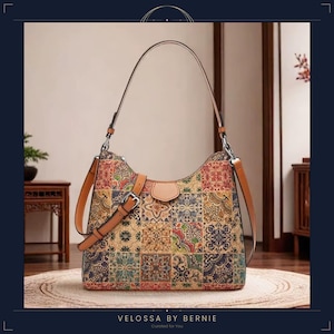 Può includere: Una borsa a mano in stile patchwork con base beige e motivi floreali colorati in rosso, blu, verde e giallo. Ha un cinturino in pelle marrone e chiusura con fibbia. Il testo "VELOSSA BY BERNIE" è in basso.