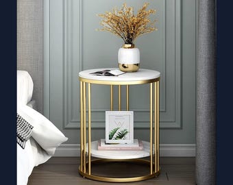 Mesa lateral redonda em pedra sinterizada com estrutura em metal dourado, mesa de apoio com efeito mármore de 2 níveis e prateleira de armazenamento, decoração moderna.