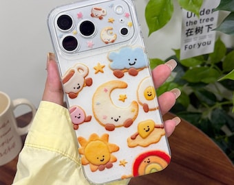 Capa fofa para iPhone com estampa de biscoito e clima, capa protetora kawaii com sol, lua e nuvem com alça de pingente de miçangas, capa para iPhone 17 Pro Max, capa para iPhone 16 Pro