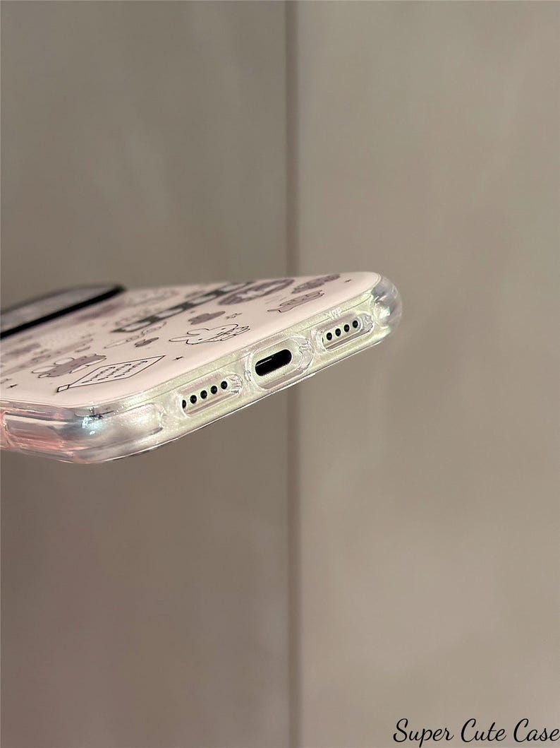 Pode incluir: Capa de telefone transparente com fundo branco e pequenas ilustra&ccedil;&otilde;es pretas. A capa tem uma borda transparente. O texto "Super Cute Case" &eacute; vis&iacute;vel no canto inferior direito.