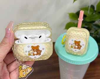 Capa para AirPods com estampa fofa de bolinhas do Rilakkuma, capa protetora amarela com pingente de urso combinando, capa para AirPods Pro 3, capa para AirPods 3, capa para AirPods 4.