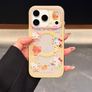 Peut inclure: Une coque de t&eacute;l&eacute;phone transparente avec un fond jaune et des motifs de personnages Hello Kitty. L'&eacute;tui a un bord de cam&eacute;ra rose et pr&eacute;sente diverses illustrations Hello Kitty, avec le texte "Hello Kitty".
