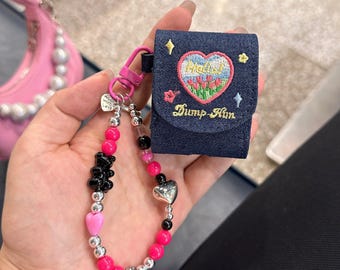 Capa para AirPods em jeans com bordado de tulipas e alça com pingente de miçangas rosa, design fofo com a frase "Termine com ele", compatível com AirPods Pro 3 (2025) e AirPods de 4ª geração.