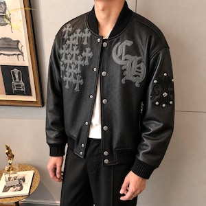 Jaqueta Varsity de Couro Preta – Apliques de Cruz Gótica, Estilo Bomber Streetwear Oversized