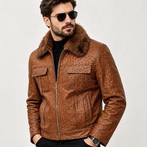 Giacca bomber unisex in pelle di struzzo goffrata, realizzata a mano, con collo in pelliccia.