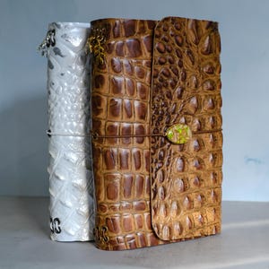 Funda para cuaderno de piel con relieve de cocodrilo, cuaderno de viaje recargable personalizado tamaño A5/A6.