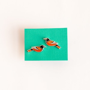 Boucles d'oreilles Oriole de Baltimore | Bijoux en émail | Clous d'oreilles | Oiseau chanteur | Boucles d'oreilles montantes | Bijoux oiseaux