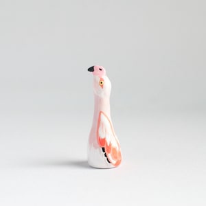 Handgemaakte flamingoringhouder: vogelbeeldje van polymeerklei