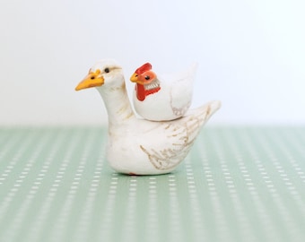 Met de hand beschilderde klei, gans en kip: Friends Forever-beeldje