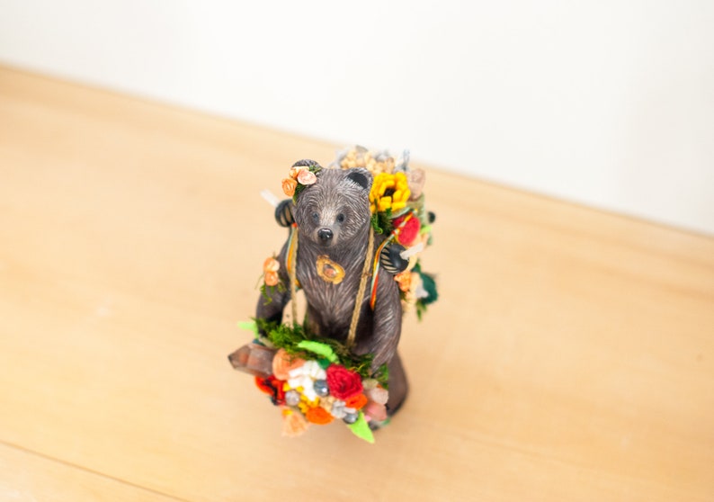 The Carrier of Flora and the Green Thumb: Brown Bear Sacred Sculpture A Creature of One Wilderness imagem 9