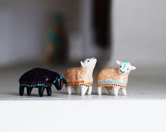 Kies uw schaapsbeeldje | Zwart schaap | Witte schapen | Grillige kunst | Kleine kunst