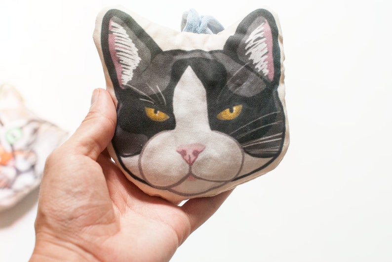 Cat Head Car Air Freshener Lavender Sachet Choose from 5 Different Cat Breeds Rear View Mirror Decoration Car Refresher black and white