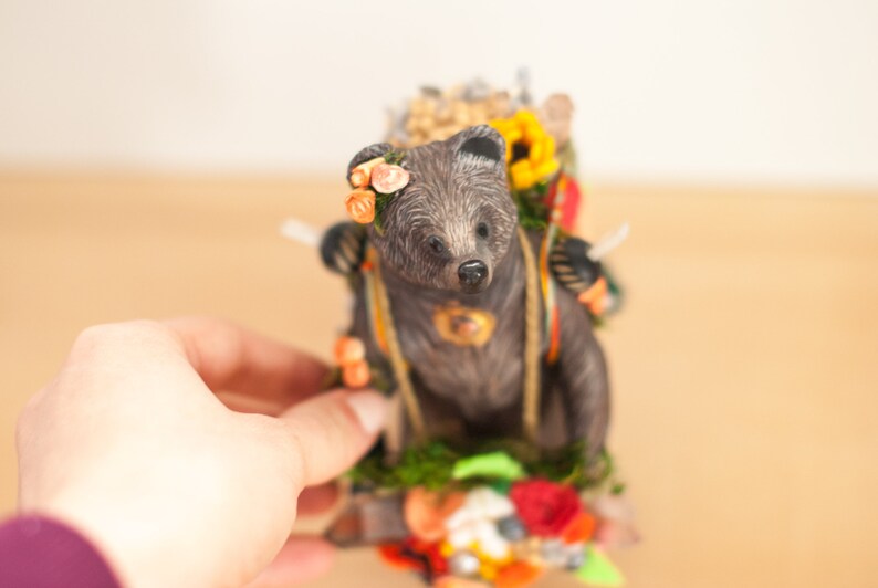 The Carrier of Flora and the Green Thumb: Brown Bear Sacred Sculpture A Creature of One Wilderness imagem 6