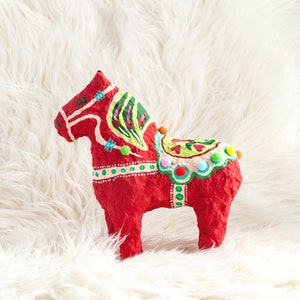 Cheval Dala Rouge avec Pom Poms dart populaire scandinave suédois Dala Horse Art du papier mâché image 1