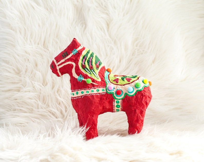 Cheval Dala Rouge avec Pom Poms dart populaire scandinave suédois Dala Horse Art du papier mâché image 1