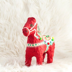 Cheval Dala Rouge avec Pom Poms dart populaire scandinave suédois Dala Horse Art du papier mâché image 4