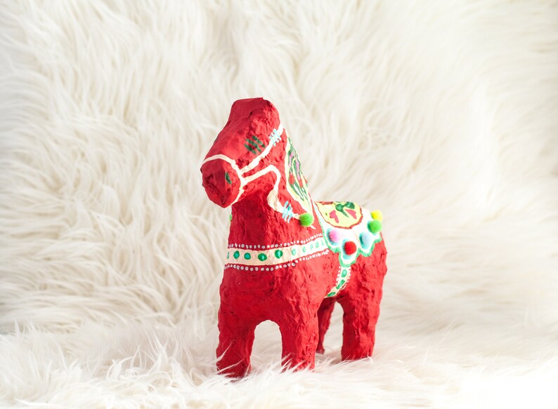 Cheval Dala Rouge avec Pom Poms dart populaire scandinave suédois Dala Horse Art du papier mâché image 4