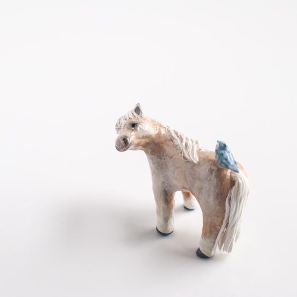 Handgeschilderde klei Palomino beeldje paard en mees: Friends-collectie
