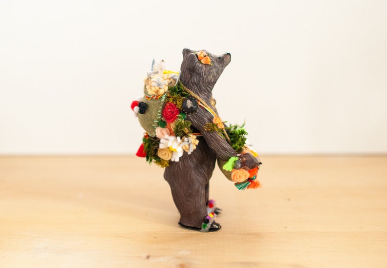 The Carrier of Flora and the Green Thumb: Brown Bear Sacred Sculpture A Creature of One Wilderness imagem 1