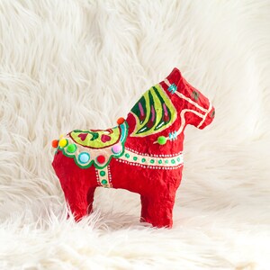 Cheval Dala Rouge avec Pom Poms dart populaire scandinave suédois Dala Horse Art du papier mâché image 2