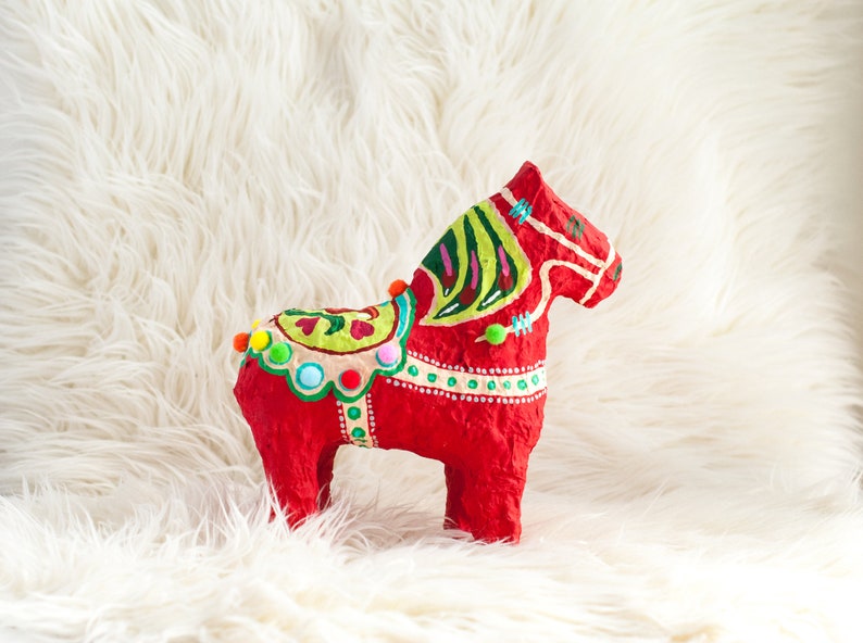 Cheval Dala Rouge avec Pom Poms dart populaire scandinave suédois Dala Horse Art du papier mâché image 2