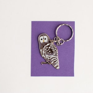 Streifenkauz Schlüsselanhänger | 2&quot; Eulen Anhänger | Emaille Schlüsselanhänger | Geschenk für Natur-Liebhaber | Geschenk für Papa | Vatertagsgeschenk | Für Ihn