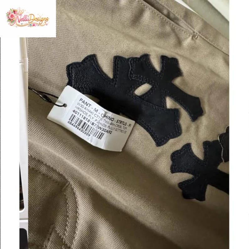 Pu&ograve; includere: Pantaloni chino color cachi con applicazioni a forma di croce in pelle nera. Un'etichetta del prodotto &egrave; attaccata. I pantaloni hanno uno stile classico, adatti all'uso quotidiano.