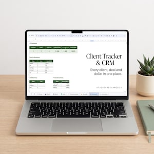 Peut inclure: Un écran d'ordinateur portable affichant une feuille de calcul intitulée Client Tracker & CRM avec le texte Every client, deal and dollar in one place et STUDIOFREELANCECO. Le tableau de bord présente des tableaux de suivi et de synthèse.